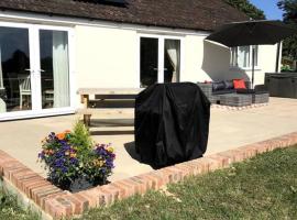 Lovely two bedroom bungalow with hot tub, semesterhus i Yeovil