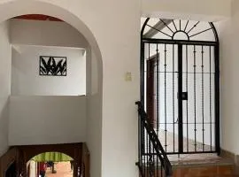 Casa Ceiba/Dpto. entero cerca del Centro Histórico