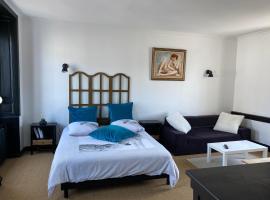 CHAMBRE SPACIEUSE DANS MAISON RENOVEE, bed & breakfast στο Γκρανβίλ
