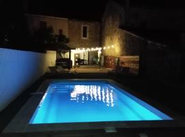 maison a bizanet avec piscine, отель в городе Bizanet