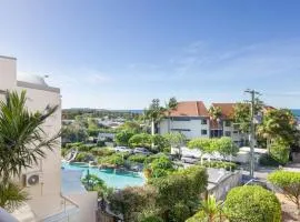 Homely 2 BR Apt at Coolum Beach w Pool