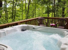 Natures Retreat with Hot Tub 7 Mi to Bryson City, hotel in Whittier