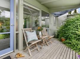 Apollo Bay Beach Bungalow - Couples Retreat, bungalow in Apollo Bay