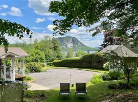 Newly Renovated villa with magnificent views, hotel v mestu Coaticook