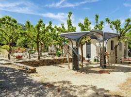 Peaceful holiday home with pool in Les Assions, maison de vacances à Les Assions