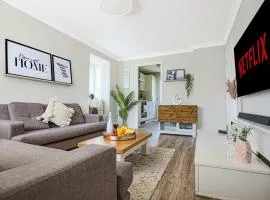 Lowndes House - Close to City Centre - Garden, Free Parking and Smart TV by Yoko Property
