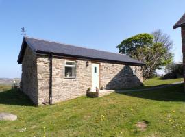 Detached barn with valley views near Cardigan, cabaña o casa de campo en Cardigan