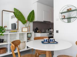 Modern 1 bedroom apt. Free parking. 10 min beach