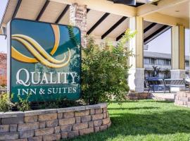 Quality Inn & Suites Cameron Park Shingle Springs、Cameron Parkの駐車場付きホテル