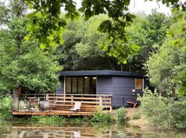 Cackle hill lakes, Kingfisher Lodge, hotel with parking in Biddenden