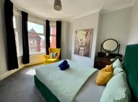 Edwardian City Centre House For Big Groups, Offroad Parking & Hot Tub!