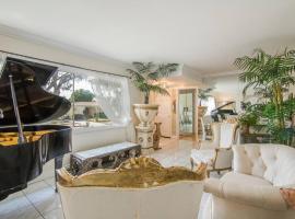 The Simply luxe home in the city of Champions with fire pit & large backyard 5bd 3bth 10 minutes to Lax 8 minutes to sofi, form, YouTube theater 6 minutes 2 Intuit dome, hotelli kohteessa Inglewood