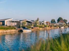 EuroParcs De Kraaijenbergse Plassen, пляжный отель в городе Groot-Linden