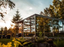 Mirror house, hotel in Tīnūži