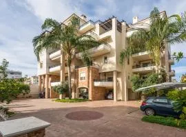 Luxury Coastal Retreat, Mountain View Balcony with Palm Trees & Parking