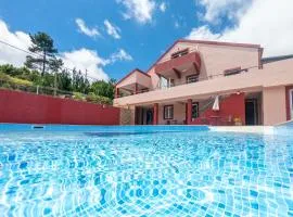 Modern apartment in Prazeres with shared pool, 150 m²