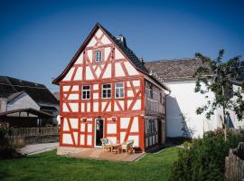 Fachwerkhaus, hotel con estacionamiento en Rettert