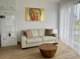 ROYAL SUN - lakeside luxury studio flat at Balaton, luksushotel i Keszthely
