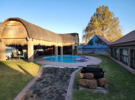 The Log Cabin Apartments Hotel, viešbutis mieste Standerton