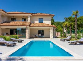 Villa Palma with Heated Private Pool, Hotel in Podhum