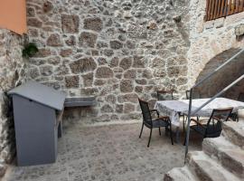 Old stone house in quiet location – hotel w mieście Bribir