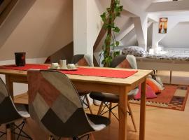 Attic Oelsnitz am Hegebach mit Netflix und Parkplatz Self Check-in, hotel a Oelsnitz