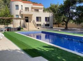 Big Space Villa 12 people Summer home and huge pool close to city 15mins, hotel in Amman