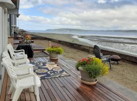 Beachfront Whidbey Island Home and Apartment!, parkimisega hotell sihtkohas Langley
