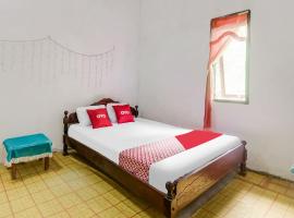 OYO Homes 91148 Homesstay Desa Wisata Bahoi, hotel con parking en Serai