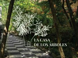 Hotel La Casa de los Árboles Immersive Experience，Zacualpan de Amilpas的附設按摩浴池的飯店