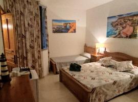 Private Double Bedroom & private bathroom & shared kitchen, homestay in St Paul's Bay