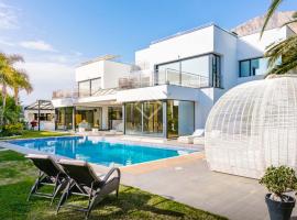 Grandes apartamentos de lujo en una casa con piscina en Javea, hotel u gradu 'Montgo'