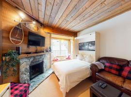 Moguls 813, hotel em Big White