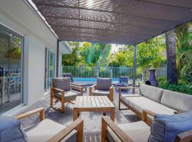 Dolphin Beach House - Modern Home With Pool, hotel in Noosaville