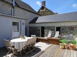 Charming, fully renovated stone house โรงแรมในBricqueville-sur-Mer