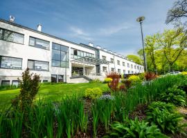 Centrum Rehabilitacji Społecznej i Zawodowej ZAZ Słoneczne Wzgórze, parkolóval rendelkező hotel Tarnówban