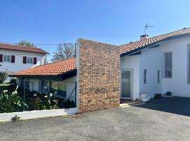 Appartement T2 Bis avec jardin privé et tout confort à Cambo-les-Bains - FR-1-495-21, hotel v destinaci Cambo-les-Bains