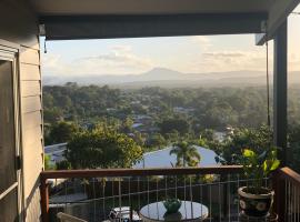 Self Contained Apartment, Queen bed, Own deck & great views, appartement à Coolum Beach