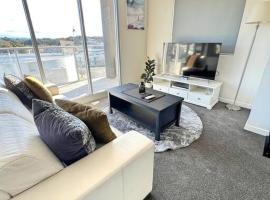 Spacious & High in the Skyplaza - 1bd 1bth Apt, lägenhet i Phillip