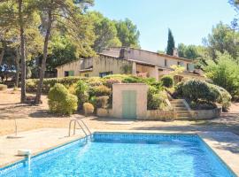 Beautiful Home In La Tour Daigues With 4 Bedrooms, Wifi And Outdoor Swimming Pool, hotel in La Tour-dʼAigues