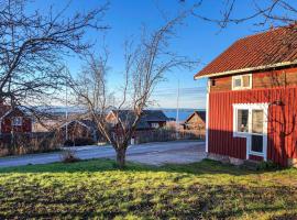 Cozy Home In Rttvik With Kitchen, casa rústica em Rättvik