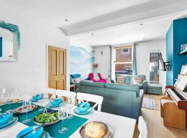 The Terrace - Light, bright characterful coastal home with parking near beaches，泰格茅斯的飯店