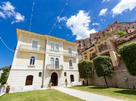 Palazzo Vittoli - Irpinia: Castelfranci'de bir otoparklı otel