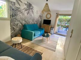 La Beau'M Juan Les Pins centre ville 200m de la mer terrasse et jardin、ジュアン・レ・パンのホテル