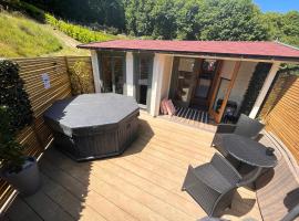 Beauslodge Authentic Log Cabin With Private Hot Tub, lodge in Arford