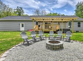 Modern Northfield Family Cabin with Hot Tub!, hotel with parking in Northfield