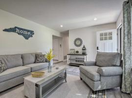 Charming Apex Home with Back Deck and Grill!, ξενοδοχείο σε Apex