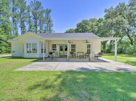 Spacious Fairhope Cottage with Covered Patio!, holiday home in Fairhope