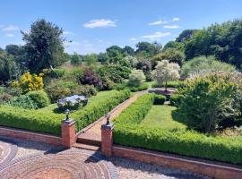 Beautiful 3 Bedroom Cottage - Picturesque Retreat, hotel malapit sa The National Memorial Arboretum, Lichfield