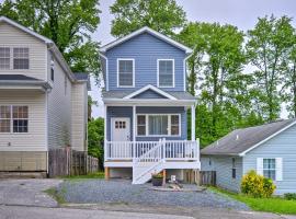 North Beach Blue Heron Bungalow with Backyard, hotel con parcheggio a North Beach